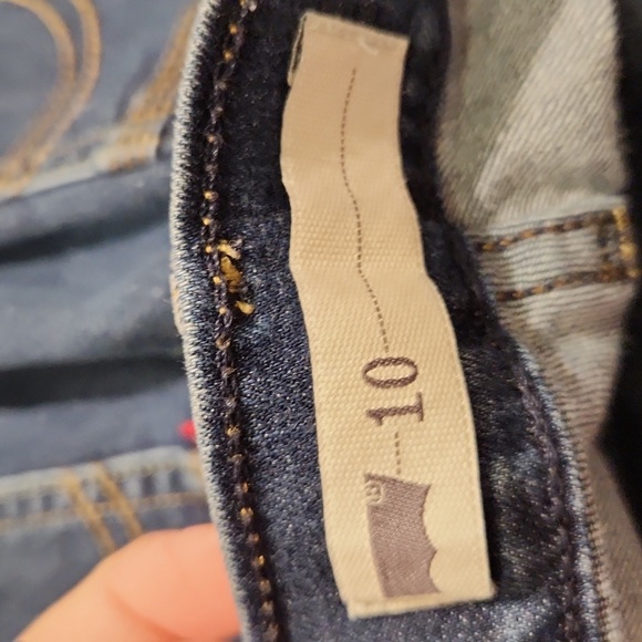 Levi Capris..size 10 - Picture 2 of 4